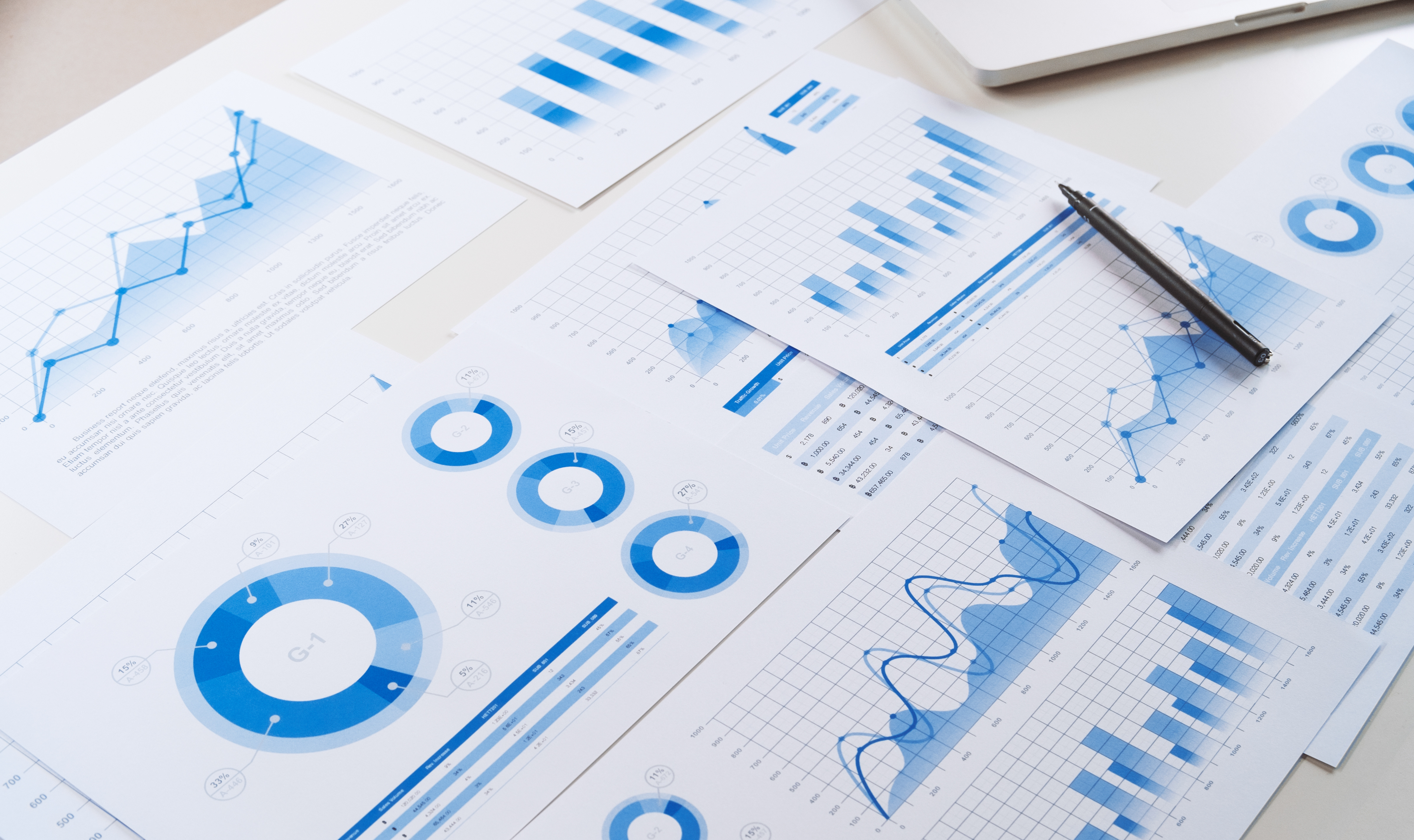 papíry s grafy a tabulkami