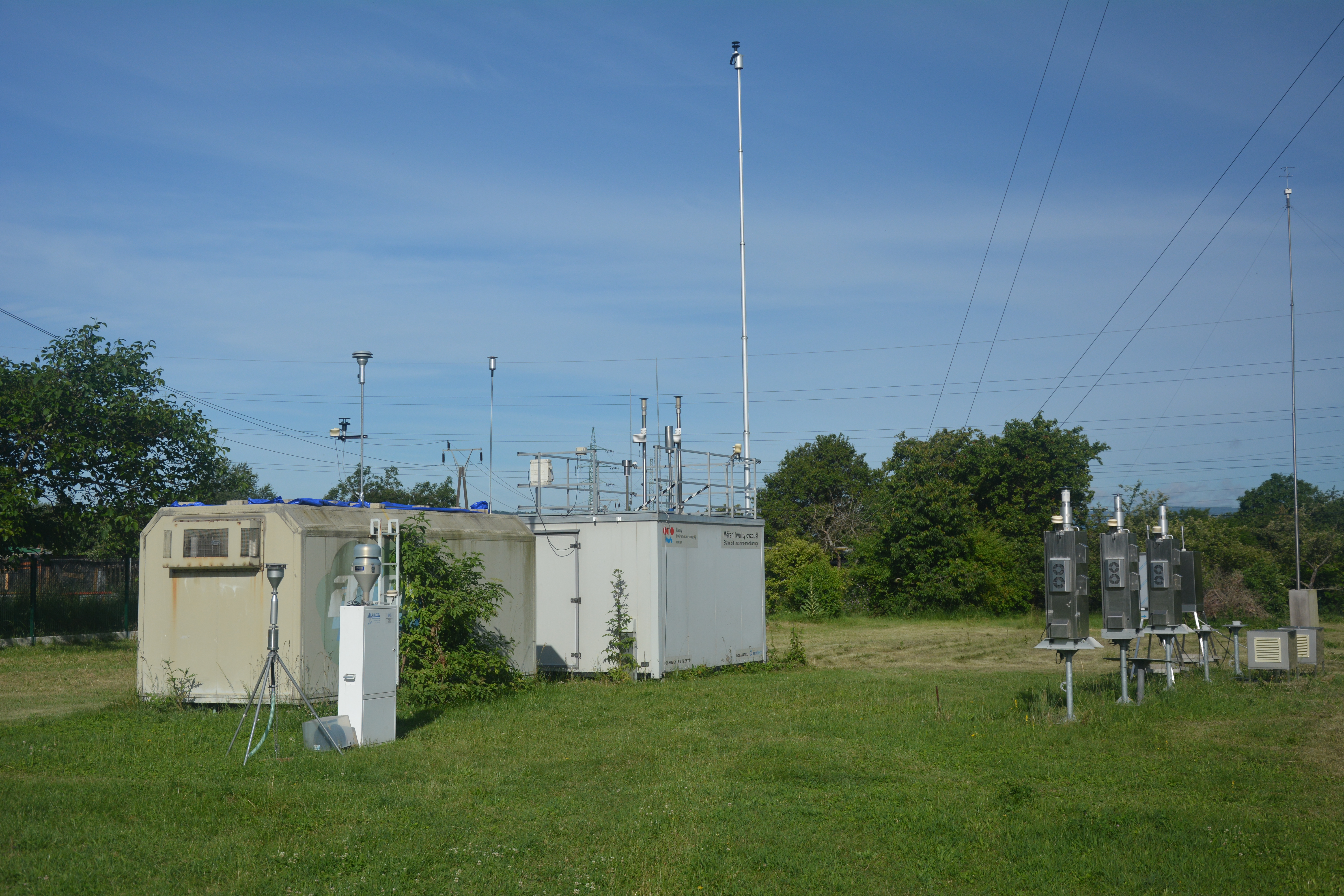 Stanice kvality ovzduší se zařízeními pro měření suspendovaných částic PM