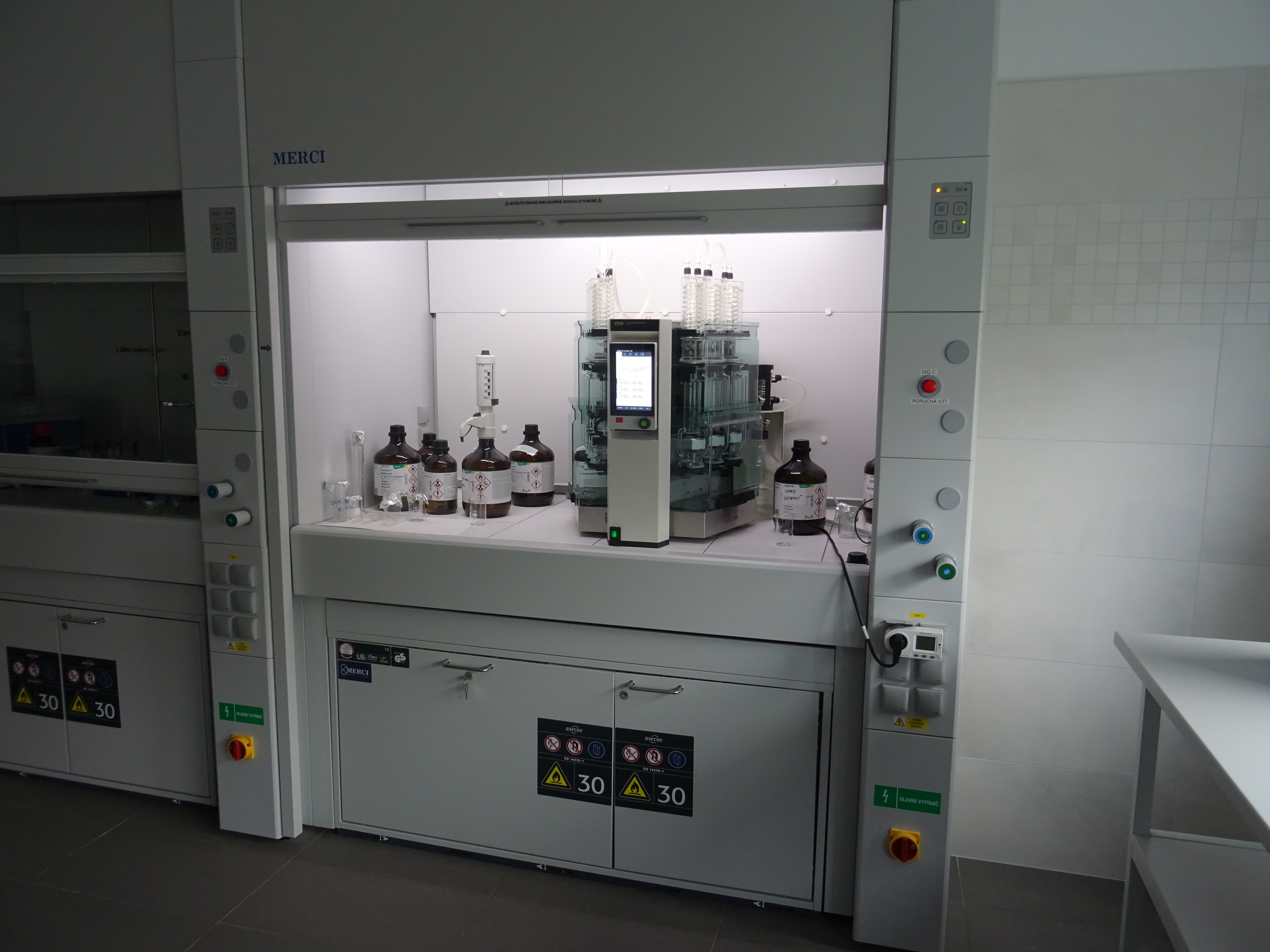 analyzátor v laboratoři