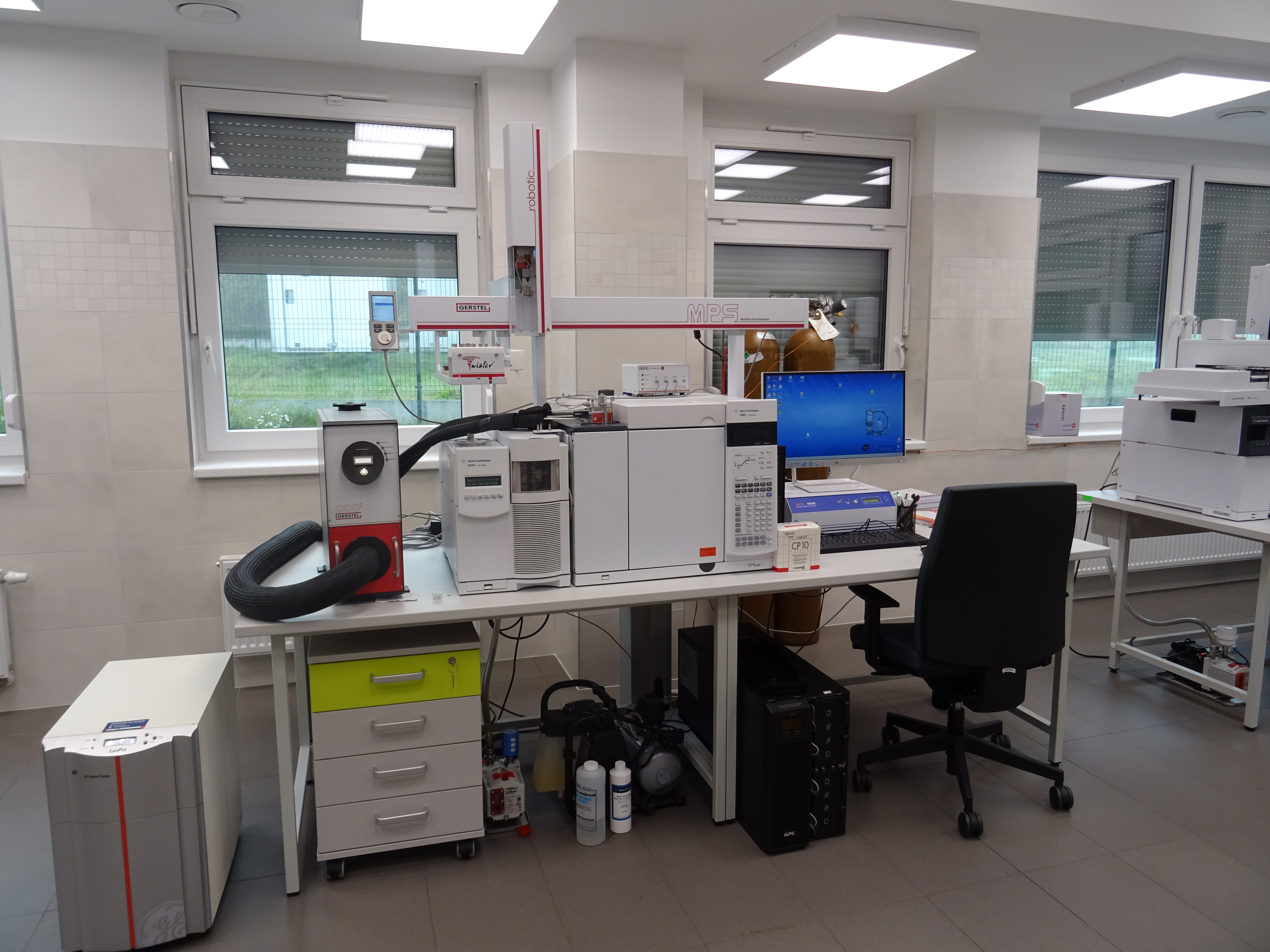 laboratoř s přístroji pro analýzu polycyklických uhlovodíků