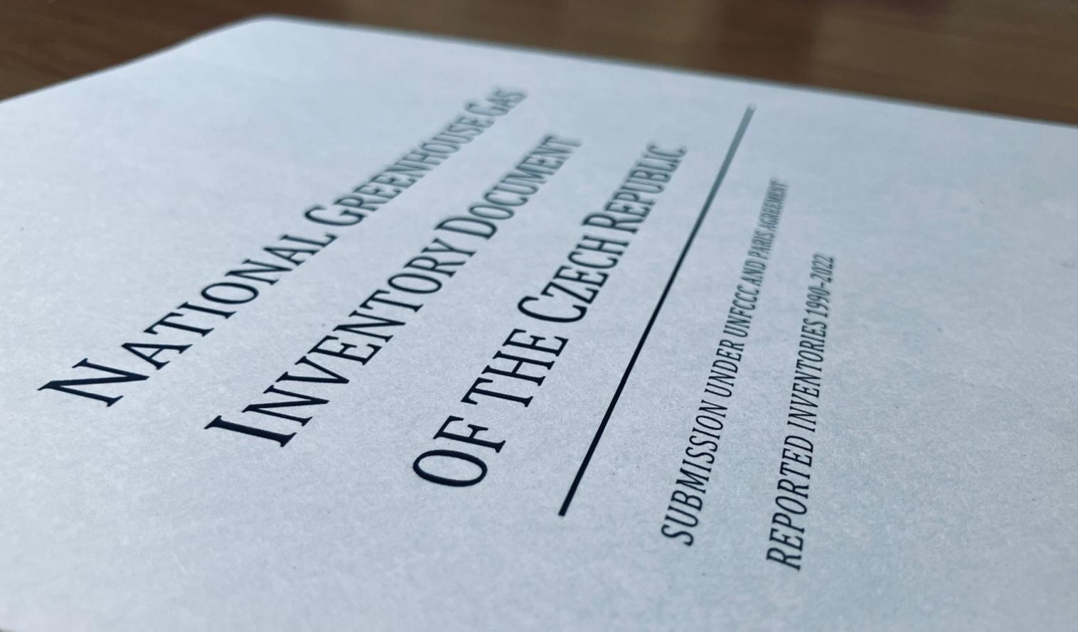 Fotografie titulní strany dokumentu „Inventarizace skleníkových plynů České republiky“. Po kliknutí na obrázek se otevře příslušná webová stránka s podrobnostmi o dokumentu.