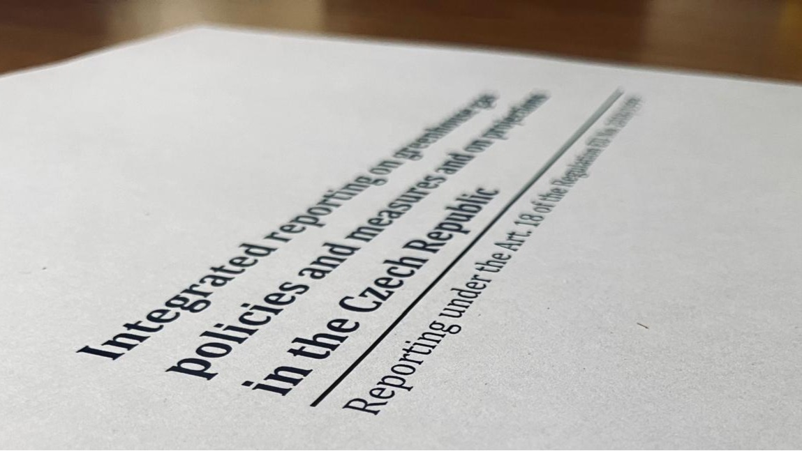 Fotografie titulní strany dokumentu „Projekce emisí skleníkových plynů České republiky“. Po kliknutí na obrázek se otevře příslušná webová stránka s podrobnostmi o dokumentu.