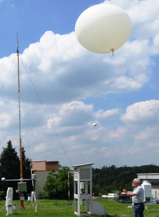 balón s meteorologickou sondou