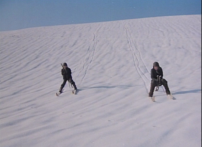 Eroze snehu tavnou vodou.